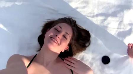 Жопастая подружка отдалась в очко на природе молодому приятелю