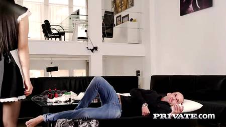 Пылкий самец отшлепал и вдул похотливую узкоглазую горничную