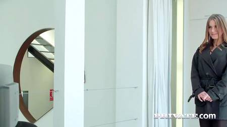 Оргазмирующая сучка присунула член бойфренда между ягодиц