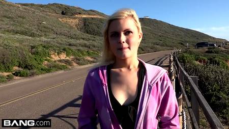 Пацан сношает розовую щелку запикапленной светловолосой молодухе