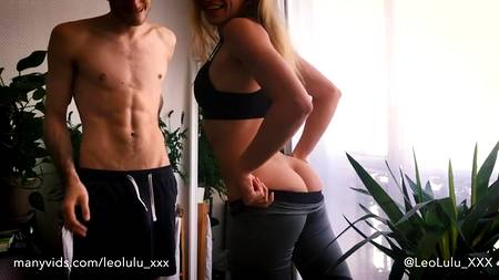 Худой пацан присунул хуй в узкую вагину стройной сучке