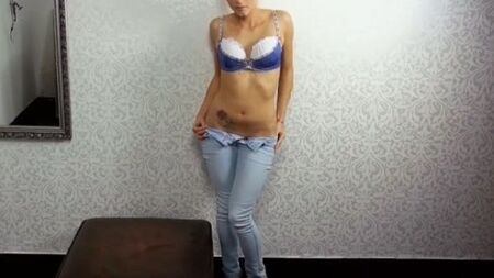 Дающая промеж ягодиц блондинка получает оргазм на члене агента