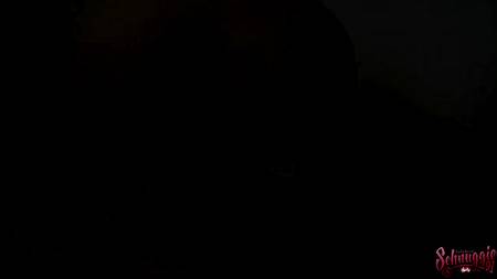 Дающая промеж ягодиц блондинка получает оргазм на члене агента