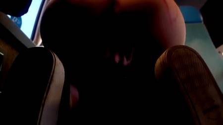 Любвеобильная брюнетка строчит минет хахалю в вагоне поезда