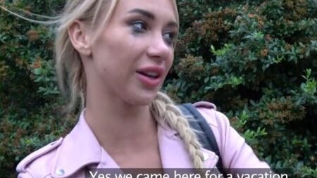 Водила снимает любительское порево с худенькой блондой