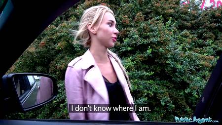 Водила снимает любительское порево с худенькой блондой