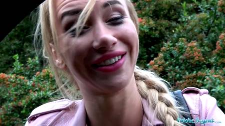 Водила снимает любительское порево с худенькой блондой