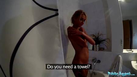 Водила снимает любительское порево с худенькой блондой