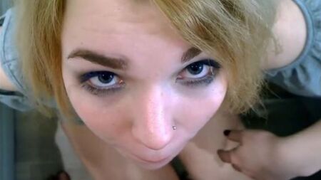Русская блондиночка отсасывает бойфренду мясистый фаллос
