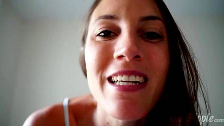 Красотка выручила узким влагалищем мастурбирующего пацана