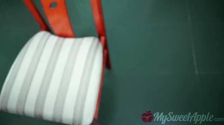 Красотка выручила узким влагалищем мастурбирующего пацана