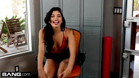 Шикарная латинка скачет на хую симпатичного любовника