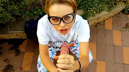 Светловолосая молодуха смачно отсасывает на улице зрелому соседу