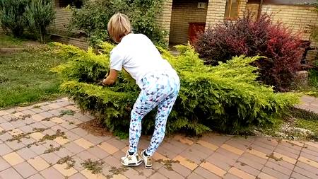 Светловолосая молодуха смачно отсасывает на улице зрелому соседу