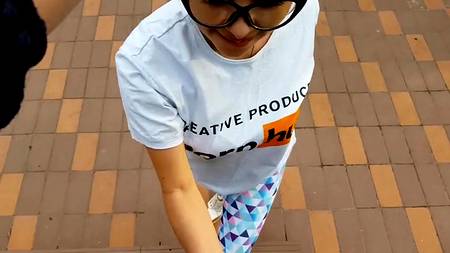 Светловолосая молодуха смачно отсасывает на улице зрелому соседу