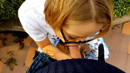 Светловолосая молодуха смачно отсасывает на улице зрелому соседу