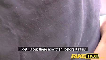 Таксист вертит на хую безотказную пассажирку с зачетными сиськами