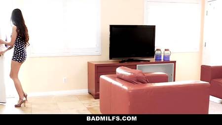 Зрелая дамочка учит молодуху делать приятно мужчине