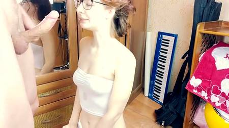 Обоссал и трахнул в жопу симпатичную молодуху в очках