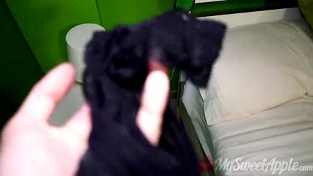 Худенькая сучка запрыгнула на хуй парня который нюхал ее трусики