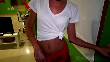 Худенькая сучка запрыгнула на хуй парня который нюхал ее трусики