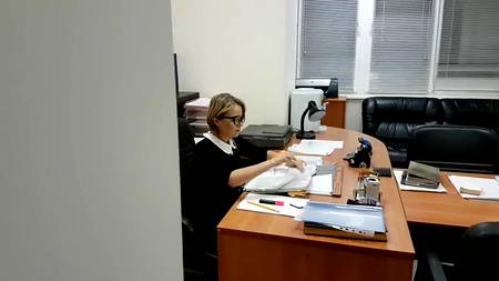 Секретарша сосет пенис начальнику ожидая получить смачный камшот