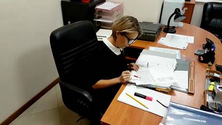 Секретарша сосет пенис начальнику ожидая получить смачный камшот