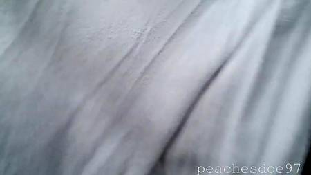 Возбужденная краля оргазмирует от секс игрушек внутри автомобиля