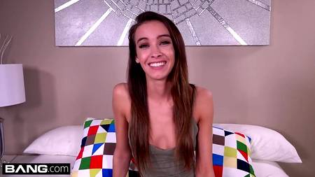 Худенькая девушка проглотила камшот удовлетворенного еблей самца