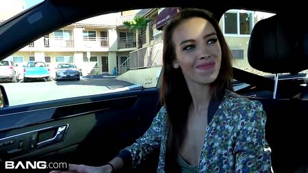 Худенькая девушка проглотила камшот удовлетворенного еблей самца