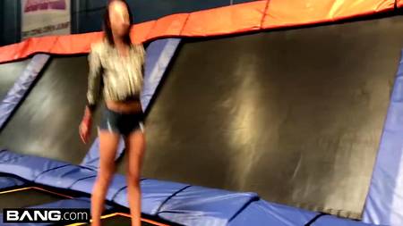 Худенькая девушка проглотила камшот удовлетворенного еблей самца