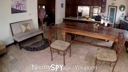 Кончил на язычок сисястой блондинке с зачетной попкой