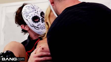 Кобели в маске отодрали блонду в два члена и кончили ей на лицо