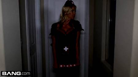 Кобели в маске отодрали блонду в два члена и кончили ей на лицо