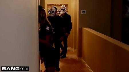 Кобели в маске отодрали блонду в два члена и кончили ей на лицо