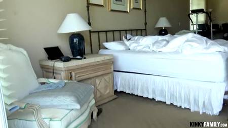 Разбудил членом миниатюрную телку с красивой мордашкой