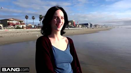 Чувак соблазнил девку опробовать новый вибратор, а затем и его хуй