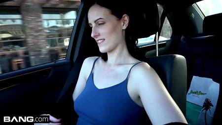 Чувак соблазнил девку опробовать новый вибратор, а затем и его хуй