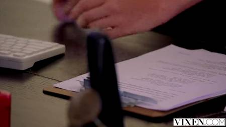 Красивый секс зрелого мужчины и молодой красавицы у бассейна