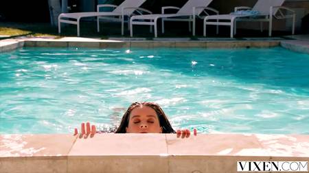 Красивый секс зрелого мужчины и молодой красавицы у бассейна