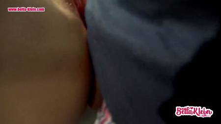 Пацан пердолит дома в узкое очко светловолосую подружку