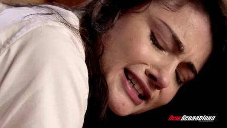 Мужчина пялит большим членом связанную молодуху с маленькой грудью