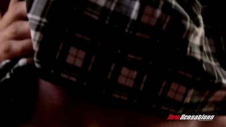 Мужчина пялит большим членом связанную молодуху с маленькой грудью