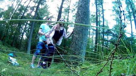 Неугомонный пихарь дрючит в лесу симпатичную телочку с узкой щелью