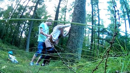 Неугомонный пихарь дрючит в лесу симпатичную телочку с узкой щелью