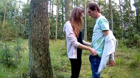 Неугомонный пихарь дрючит в лесу симпатичную телочку с узкой щелью