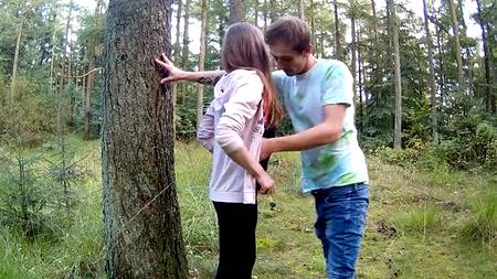 Неугомонный пихарь дрючит в лесу симпатичную телочку с узкой щелью