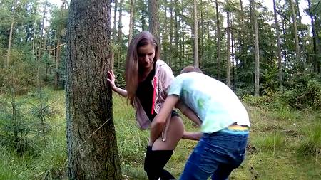 Неугомонный пихарь дрючит в лесу симпатичную телочку с узкой щелью