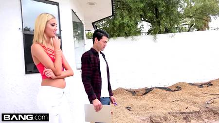 Ловелас грубо ебет миниатюрную блондинку в рот и жопу