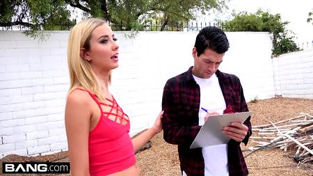 Ловелас грубо ебет миниатюрную блондинку в рот и жопу